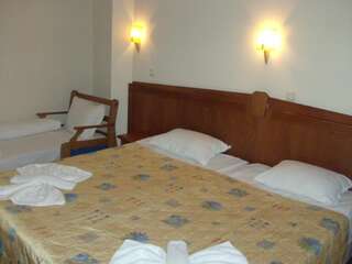 Отель Family Hotel Evridika Несебр Двухместный номер с 1 кроватью или 2 отдельными кроватями и балконом-4
