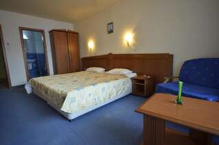 Отель Family Hotel Evridika Несебр Двухместный номер с 1 кроватью или 2 отдельными кроватями и балконом-8